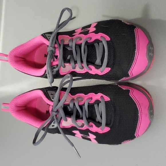 Under Armour size 7 black and pink athletic shoes - Picture 1 of 7
